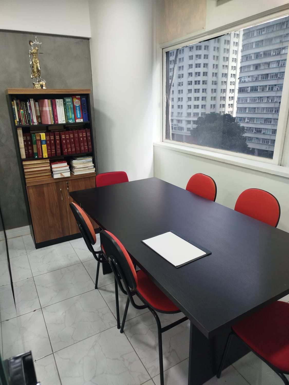 Sala de reuniao do escritorio no Centro do Rio de Janeiro