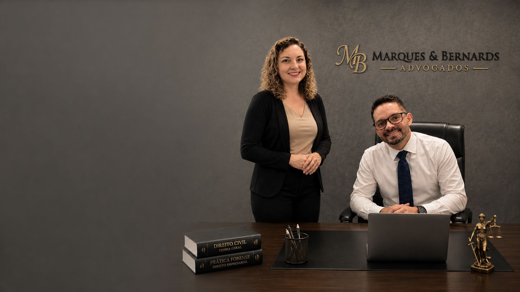 Diego Americo Bernards Leal Gomes (OAB/RJ 158.670) e Paula Cristina Marques Pascoa (OAB/RJ 188.896), advogados do escritório Marques e Bernards no Centro do Rio de Janeiro